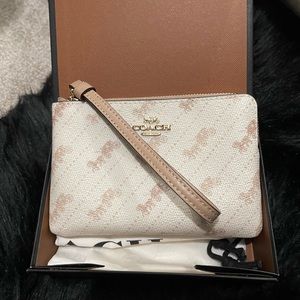 Coach horse and carriage wrislet